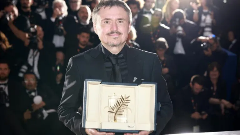 Cristian Mungiu durante Cannes tras ganar con Fjord una película sobre racismo migración y empatía en Europa