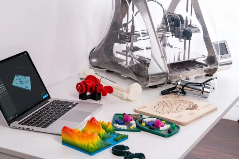 Microfábrica de emprendimiento 3D en Paraguay dedicada a impresión personalizada e innovación tecnológica