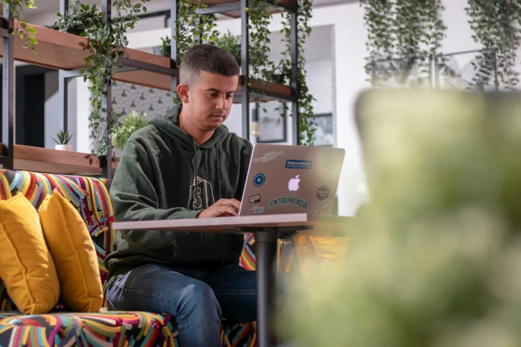 Jóvenes de la Generación Z buscan estabilidad laboral fuera de las grandes empresas tecnológicas en Estados Unidos