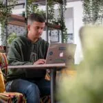 Jóvenes de la Generación Z buscan estabilidad laboral fuera de las grandes empresas tecnológicas en Estados Unidos