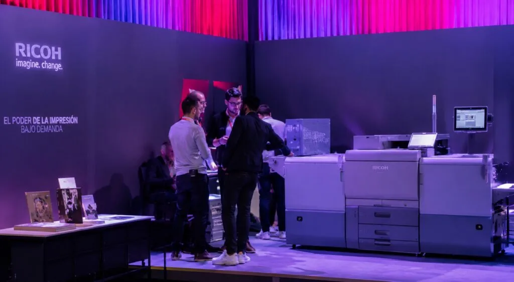 Tecnología de impresión bajo demanda durante la Feria del Libro de Buenos Aires en Argentina