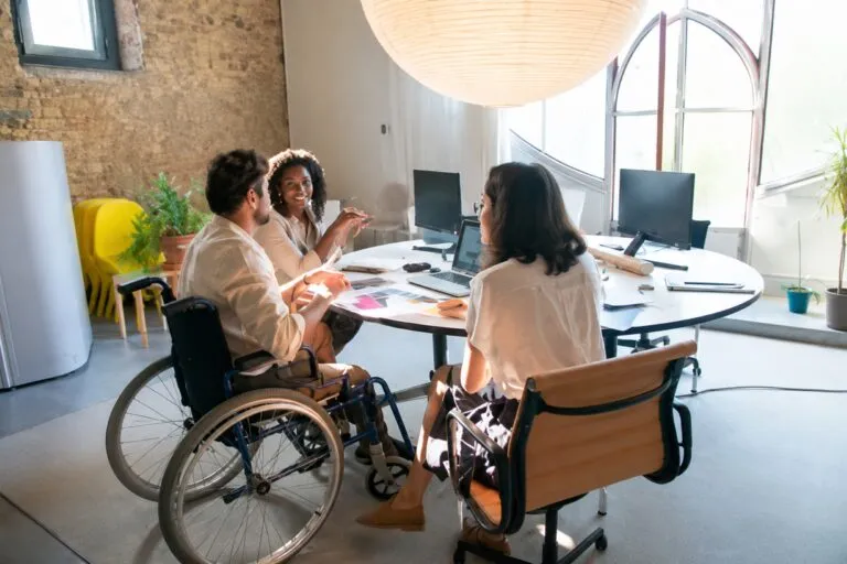 Empresas en Colombia implementan inclusión laboral para ampliar oportunidades de empleo y fortalecer la adaptación empresarial
