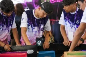 Estudiantes mexicanos presentan proyectos tecnológicos durante el concurso Innovación CECyTE en Querétaro.
