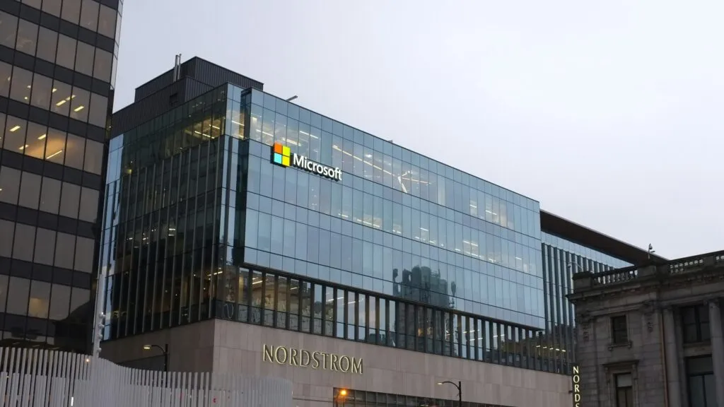 Microsoft impulsa compra de créditos de carbono para compensar expansión de inteligencia artificial