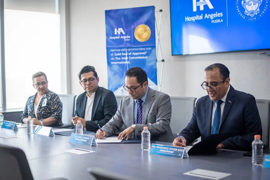 BUAP y el presidente de Grupo Vazol, Olegario Vázquez Aldir, realizaron un convenio para que los estudiantes colaboren en el Hospital Angeles.