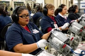 Reducción de jornada en México eleva costo laboral en empresas industriales con líneas de producción activas