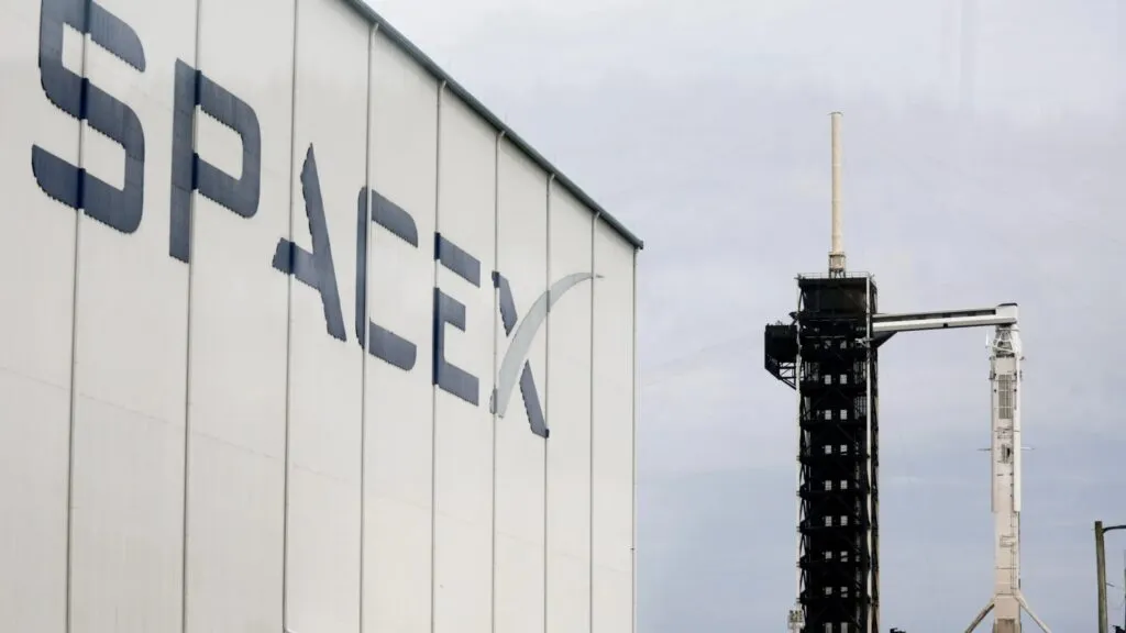 Cohete de SpaceX y gráficos financieros por la salida a Bolsa de la empresa de Elon Musk