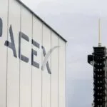 Cohete de SpaceX y gráficos financieros por la salida a Bolsa de la empresa de Elon Musk
