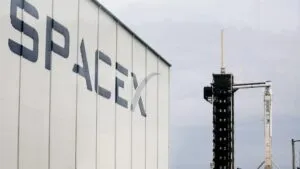 Cohete de SpaceX y gráficos financieros por la salida a Bolsa de la empresa de Elon Musk