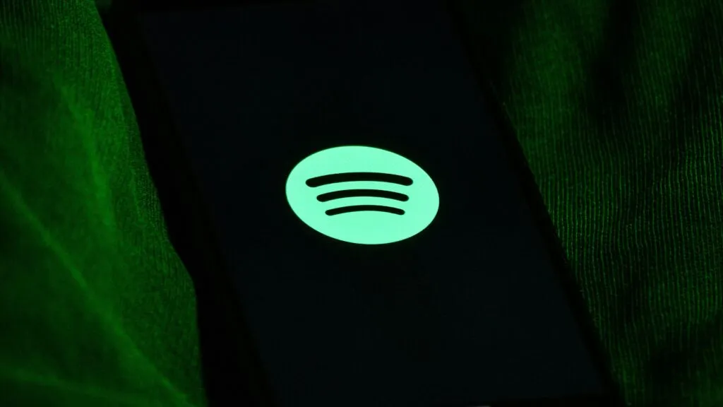 Spotify integra herramientas de inteligencia artificial para crear podcasts personalizados dentro de su plataforma