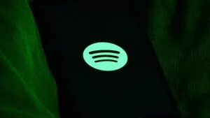 Spotify integra herramientas de inteligencia artificial para crear podcasts personalizados dentro de su plataforma