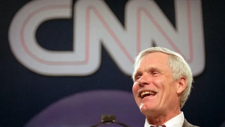 Ted Turner transformó la industria televisiva con CNN y dejó un legado empresarial y ambiental en Estados Unidos
