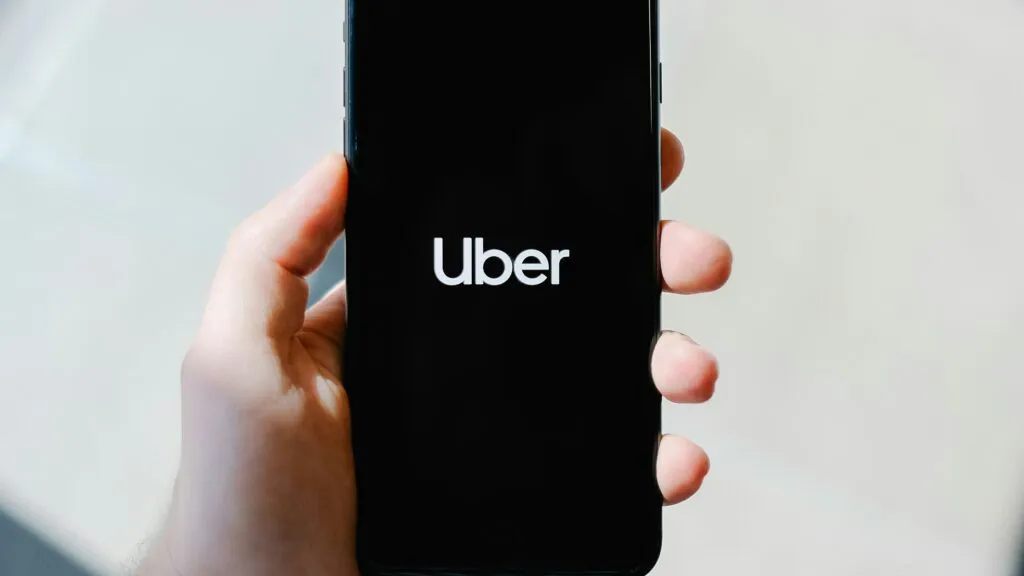 Uber integra reservas de hotel y servicios de viaje en su aplicación para mejorar la experiencia del usuario