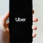 Uber integra reservas de hotel y servicios de viaje en su aplicación para mejorar la experiencia del usuario