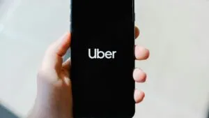 Uber integra reservas de hotel y servicios de viaje en su aplicación para mejorar la experiencia del usuario