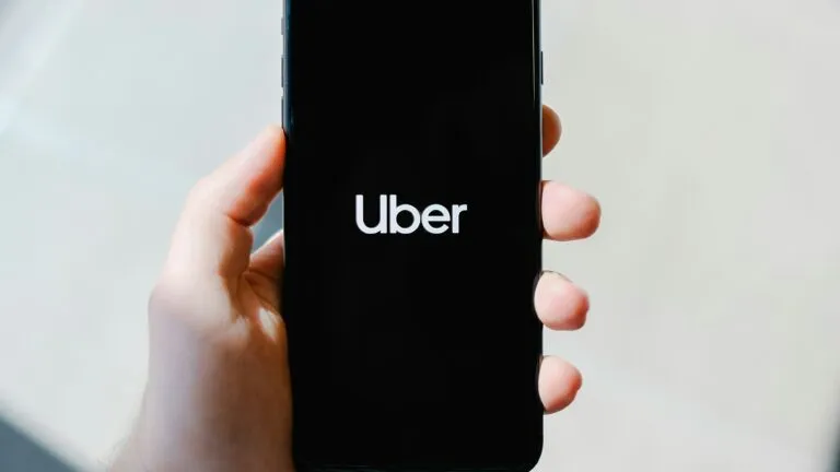 Uber integra reservas de hotel y servicios de viaje en su aplicación para mejorar la experiencia del usuario