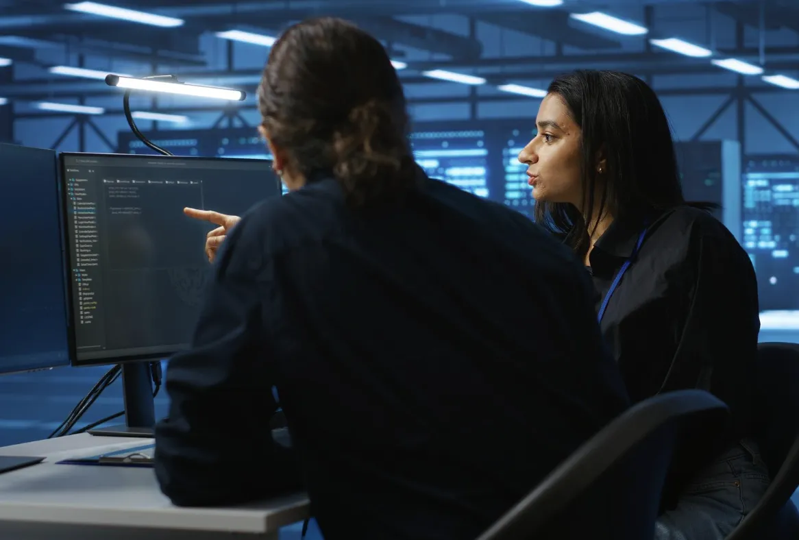Equipo humano especializado supervisa plataformas tecnológicas de ciberseguridad y análisis de amenazas digitales.