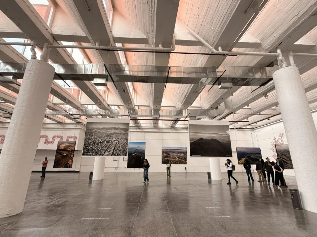 Banco Azteca y la UNAM democratizan el arte con muestra de Santiago Arau