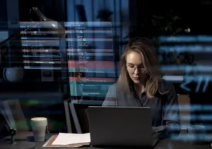 Equipo empresarial revisando protocolos de respuesta ante ciberataques en oficina, tal como lo detalla Seguritech Privada.