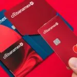 Tarjetas de crédito Banamex y calculadora representan el nuevo esquema de pagos mensuales de anualidad desde julio de 2026.