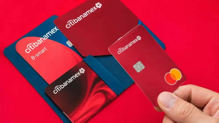 Tarjetas de crédito Banamex y calculadora representan el nuevo esquema de pagos mensuales de anualidad desde julio de 2026.
