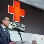 Representantes de Banco Azteca y Cruz Roja durante la entrega de un donativo de cuatro millones de pesos en México