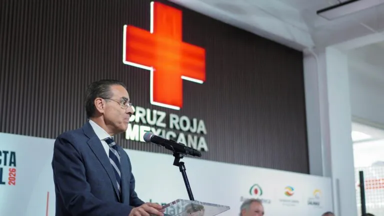 Representantes de Banco Azteca y Cruz Roja durante la entrega de un donativo de cuatro millones de pesos en México