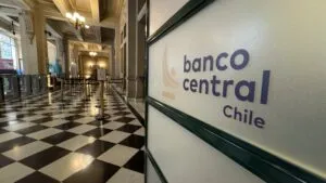 Banco Central de Chile mantiene la tasa de interés en 4.5% mientras monitorea inflación y crecimiento económico