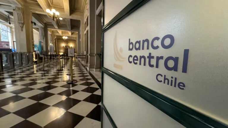 Banco Central de Chile mantiene la tasa de interés en 4.5% mientras monitorea inflación y crecimiento económico