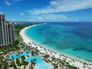 Cancún fortalece su papel como hub de negocios turísticos con conectividad internacional e infraestructura empresarial