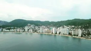 Capacidad de playas en Acapulco para fortalecer el turismo sostenible y la conservación del destino en Guerrero.