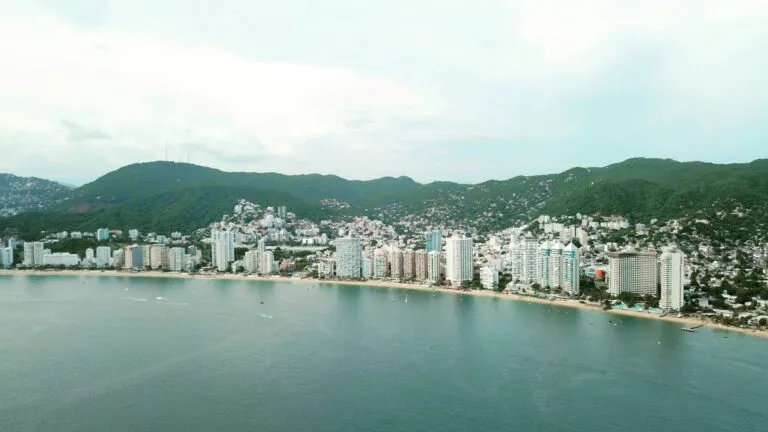 Capacidad de playas en Acapulco para fortalecer el turismo sostenible y la conservación del destino en Guerrero.