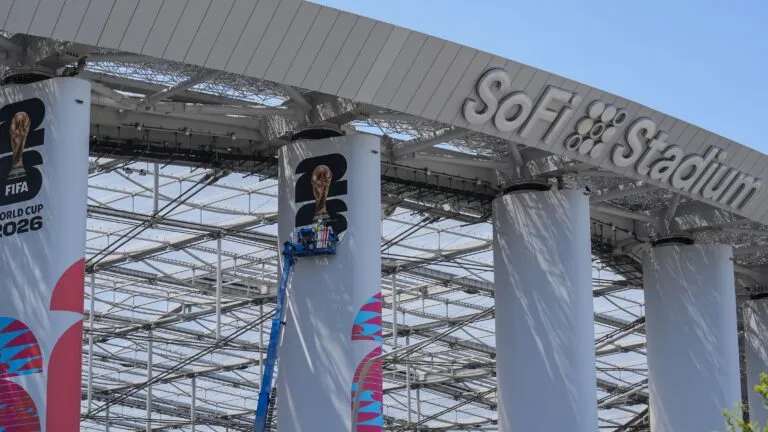 Trabajadores del estadio SoFi amenazan con huelga antes del Mundial de fútbol en Estados Unidos