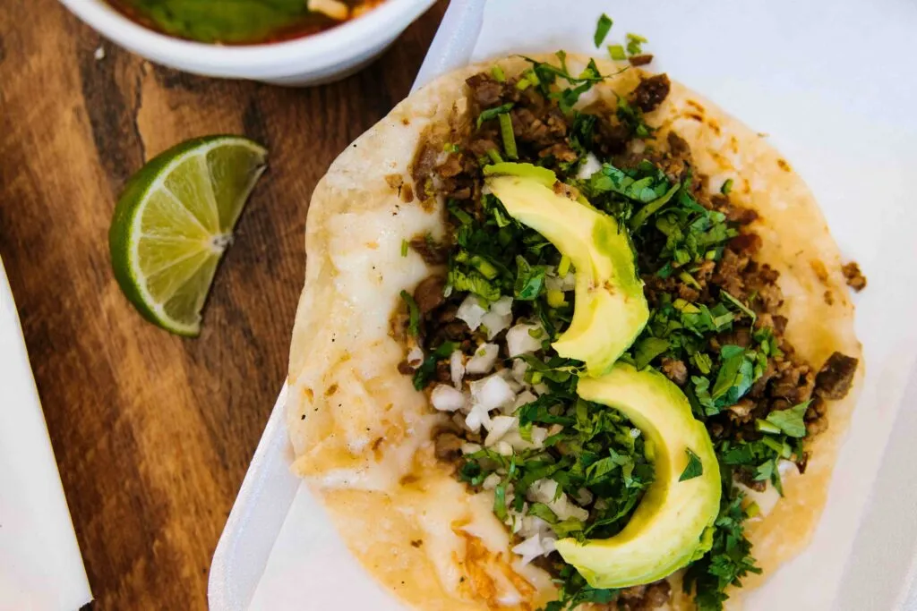 Consumo de tacos fortalece negocios del sector alimentario en México durante el aumento de la actividad turística.