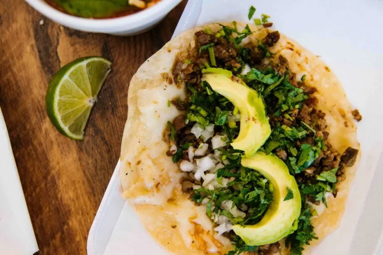 Consumo de tacos fortalece negocios del sector alimentario en México durante el aumento de la actividad turística.