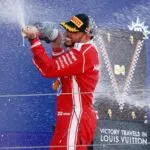 Lewis Hamilton celebra su primera victoria con Ferrari en la Fórmula 1