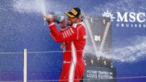 Lewis Hamilton celebra su primera victoria con Ferrari en la Fórmula 1