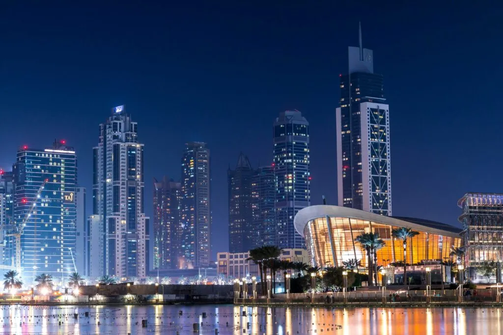 Emprendimiento en Emiratos Árabes con modernos edificios financieros y ecosistema de innovación empresarial.