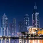 Emprendimiento en Emiratos Árabes con modernos edificios financieros y ecosistema de innovación empresarial.
