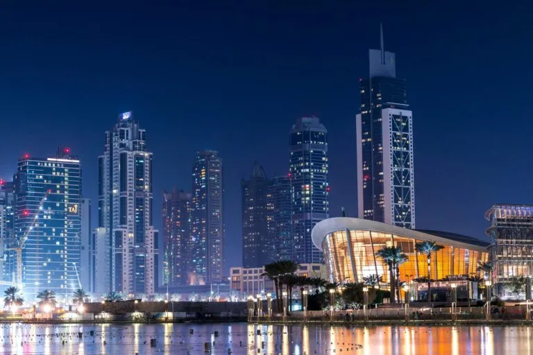 Emprendimiento en Emiratos Árabes con modernos edificios financieros y ecosistema de innovación empresarial.