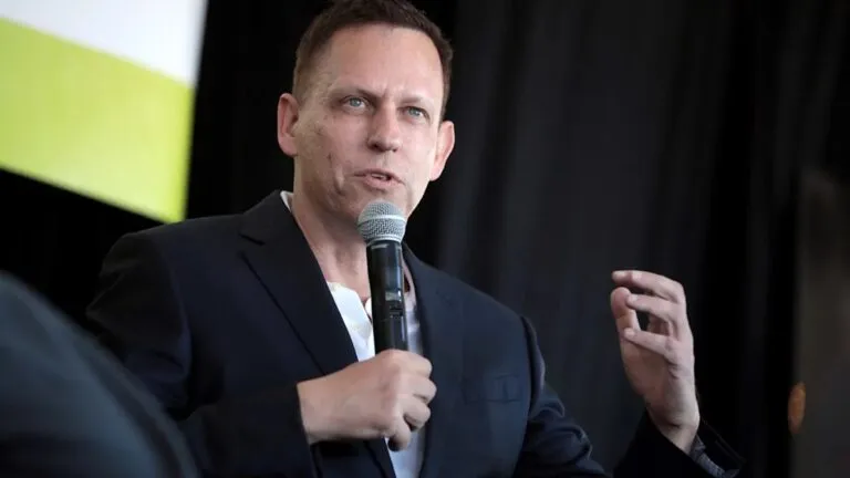 Peter Thiel visita Argentina atraído por reformas económicas y oportunidades de inversión