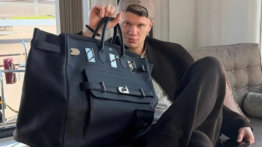 Erling Haaland con un bolso de lujo durante su llegada al Mundial 2026