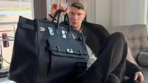 Erling Haaland con un bolso de lujo durante su llegada al Mundial 2026