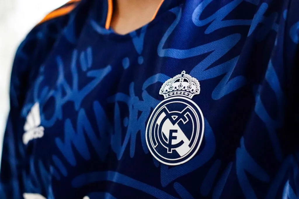 Uniformes de fútbol con tecnología textil ultraligera que mejora el rendimiento deportivo