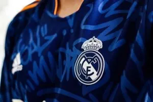Uniformes de fútbol con tecnología textil ultraligera que mejora el rendimiento deportivo