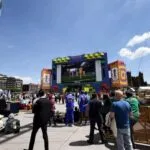 Asistentes durante el Fan Fest del Mundial 2026 afectados por lluvias en el Zócalo de Ciudad de México