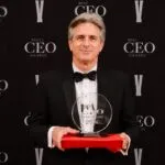 Luis Sambucety recibe el premio Best CEO Leadership por su liderazgo en Dentalios durante los Best CEO Awards en Madrid.