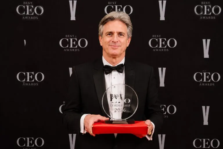 Luis Sambucety recibe el premio Best CEO Leadership por su liderazgo en Dentalios durante los Best CEO Awards en Madrid.