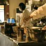 Estudiantes de negocios gastronómicos desarrollando habilidades de gestión e innovación en la industria gastronómica mexicana