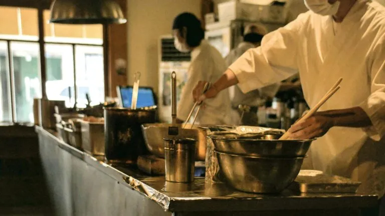 Estudiantes de negocios gastronómicos desarrollando habilidades de gestión e innovación en la industria gastronómica mexicana